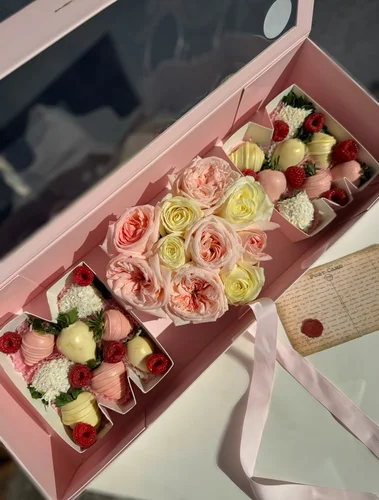 Mum - White & Milk Chocolate Strawberries